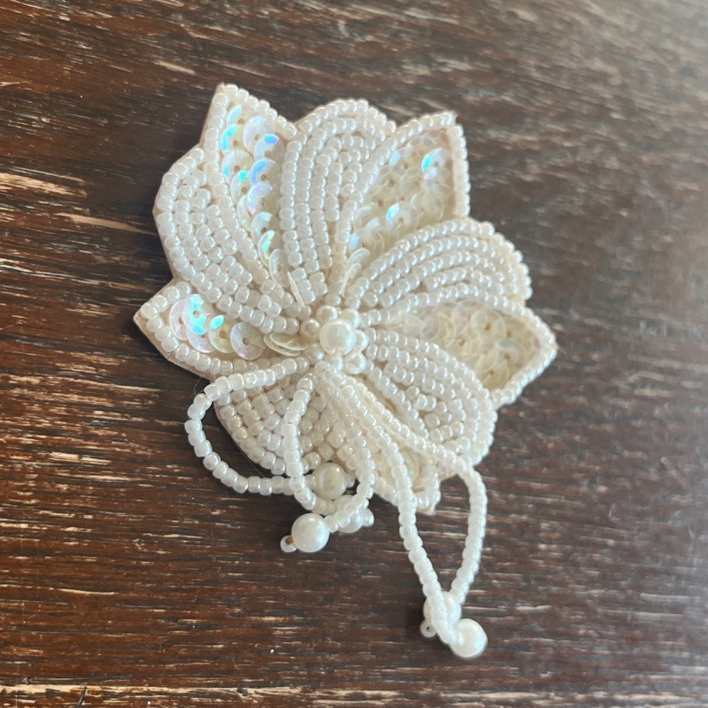 1990 Avon White Flower Sequin Glass Bead Fringe Pin Brooch Floral